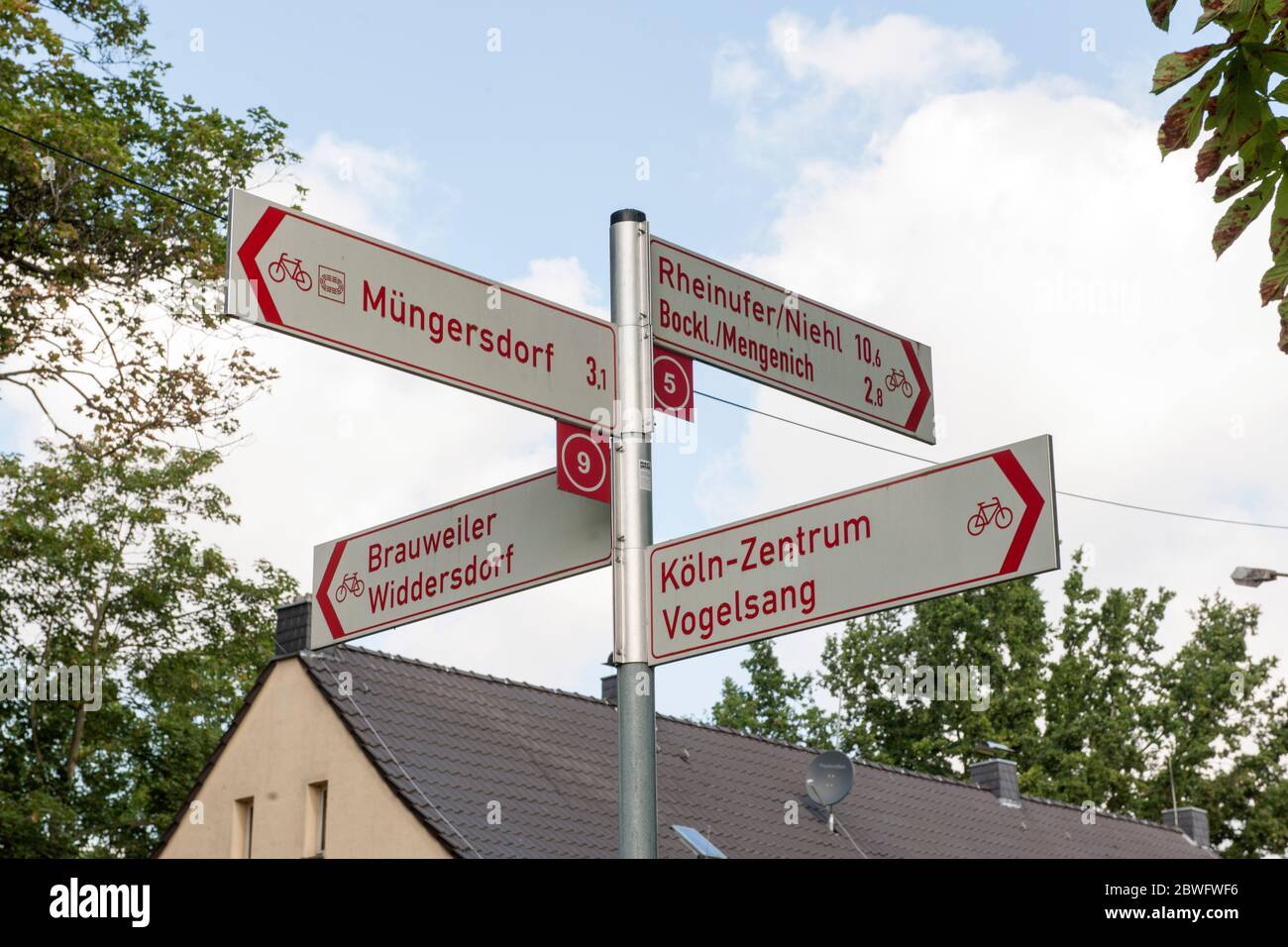 Deutschland, Köln, Karl-von-Linne-Weg, Fahrradwegweiser Stockfoto