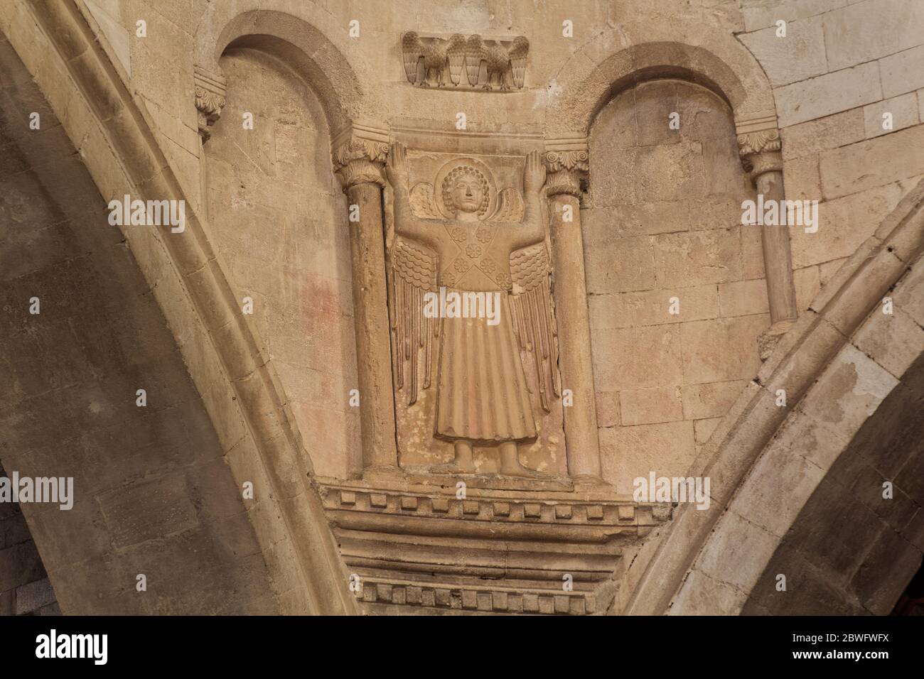 Betende Engel mit seinen Armen in den Himmel erhoben - romanisch-byzantinischen Stil - Kathedrale des Heiligen Cyriacus der Märtyrer - Ancona, Marken, Italien Stockfoto