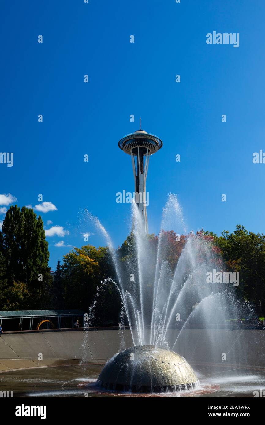 Springbrunnen, der gegen Space Needle, Seattle, Washington, USA, spritzt Stockfoto