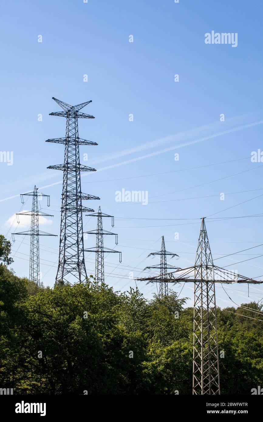 Hochvoltmasten in Herdecke, hier baut der Netzbetreiber Amprion eine 380 Kilovolt-Stromleitung mit bis zu 90 Meter hohen Masten, am Rhein Stockfoto