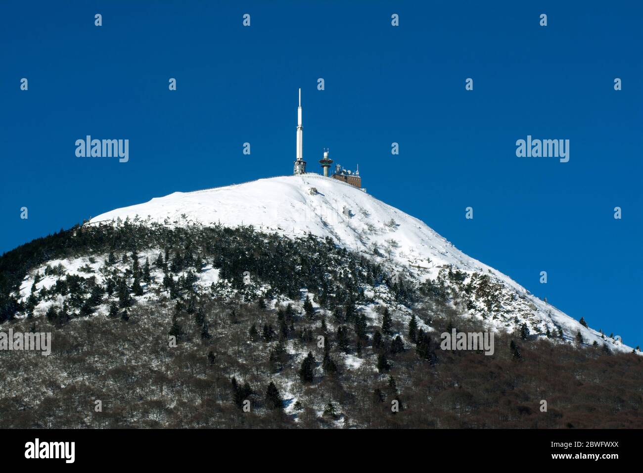 Wetterobservatorium und Sender TV auf dem Gipfel des Puy de Dome, regionaler Naturpark der Vulkane der Auvergne, UNESCO-Welterbe, Puy d Stockfoto