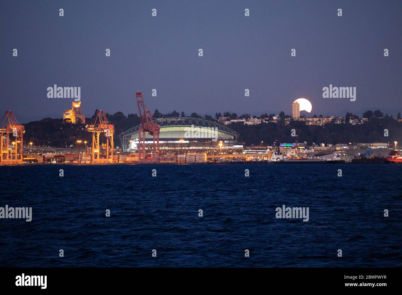 Hafen von Seattle bei Nacht, Seattle, Washington, USA Stockfoto