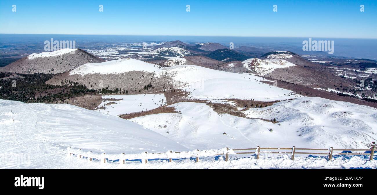 Vulkanische Chaine des Puys im Winter, UNESCO-Weltkulturerbe, Puy de Dome, Auvergne-Rhone-Alpes, Frankreich Stockfoto
