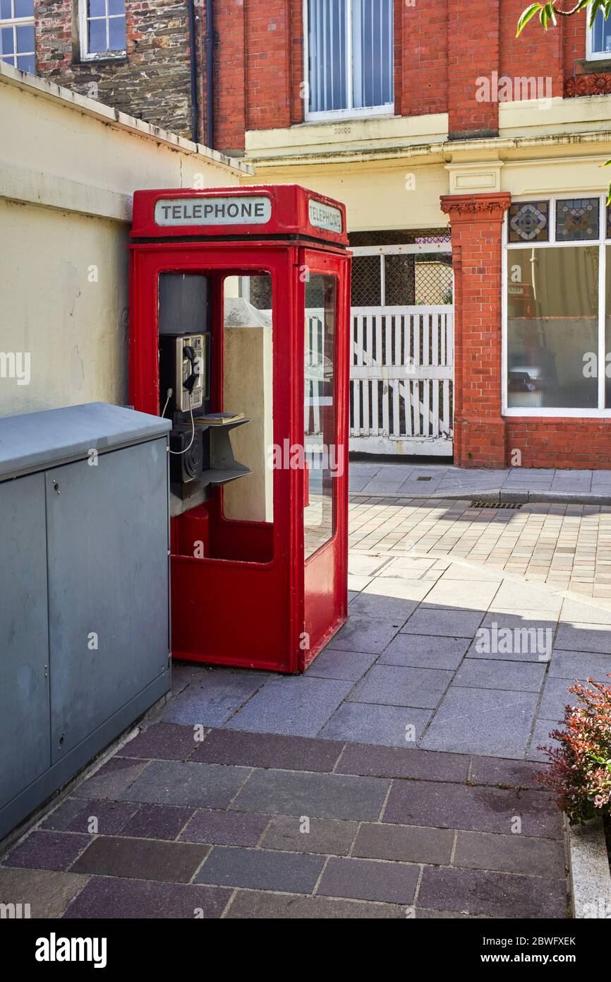 Kaputtes Seitenfenster an einer seltenen K8 Telefonbox in Ramsey, Isle of man Stockfoto