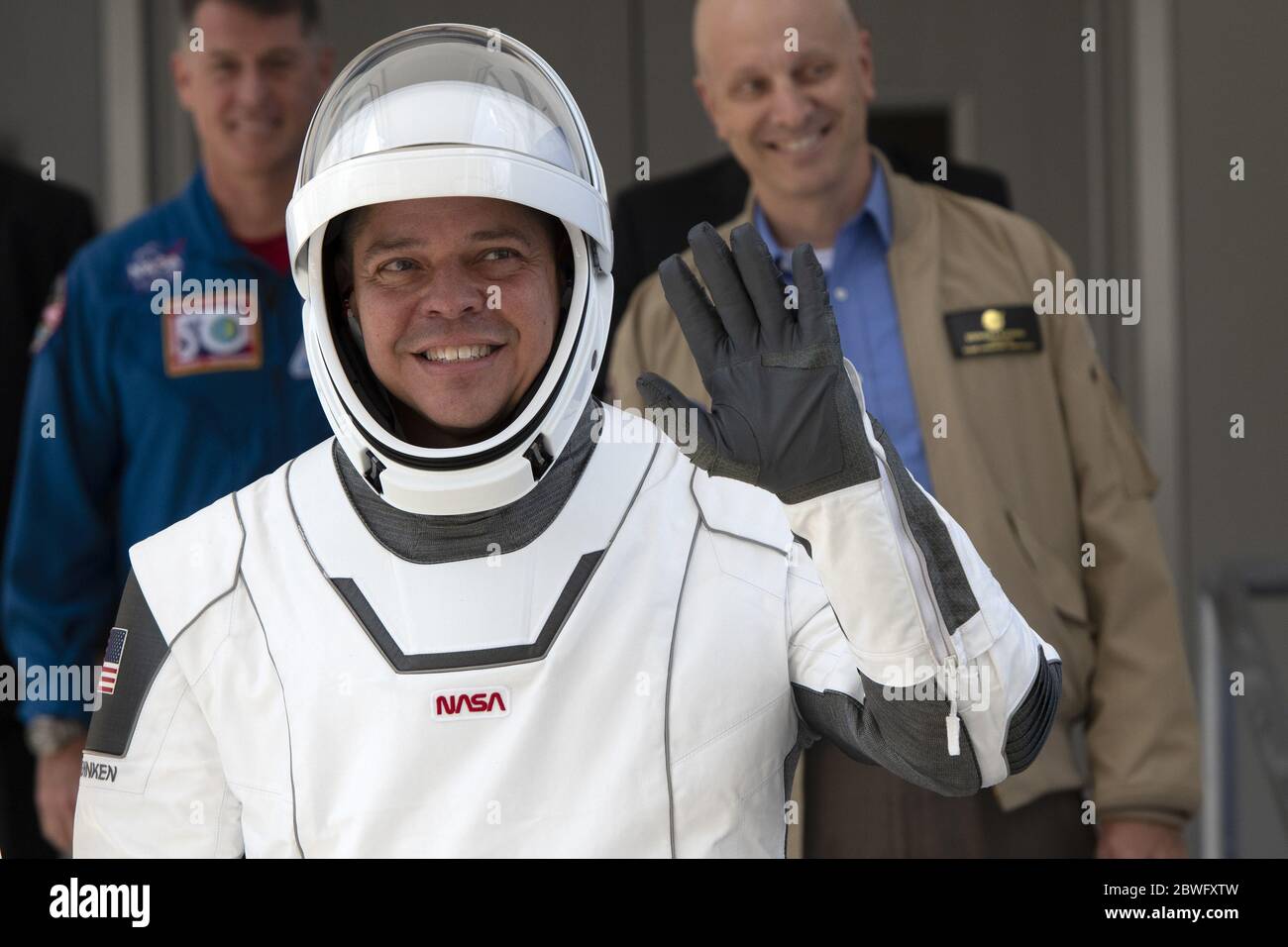 Kennedy Space Center, Usa. Juni 2020. NASA-Astronaut Bob Behnken wackelt, als er am Samstag, den 30. Mai 2020 aus dem Operations and Checkout Building im Kennedy Space Center, Florida, herauskommt. Behnken wird mit dem Astronauten Doug Hurley zum ersten Mal mit dem Manned Crew Dragon zur Internationalen Raumstation fliegen. Foto von Joe Marino/UPI Quelle: UPI/Alamy Live News Stockfoto