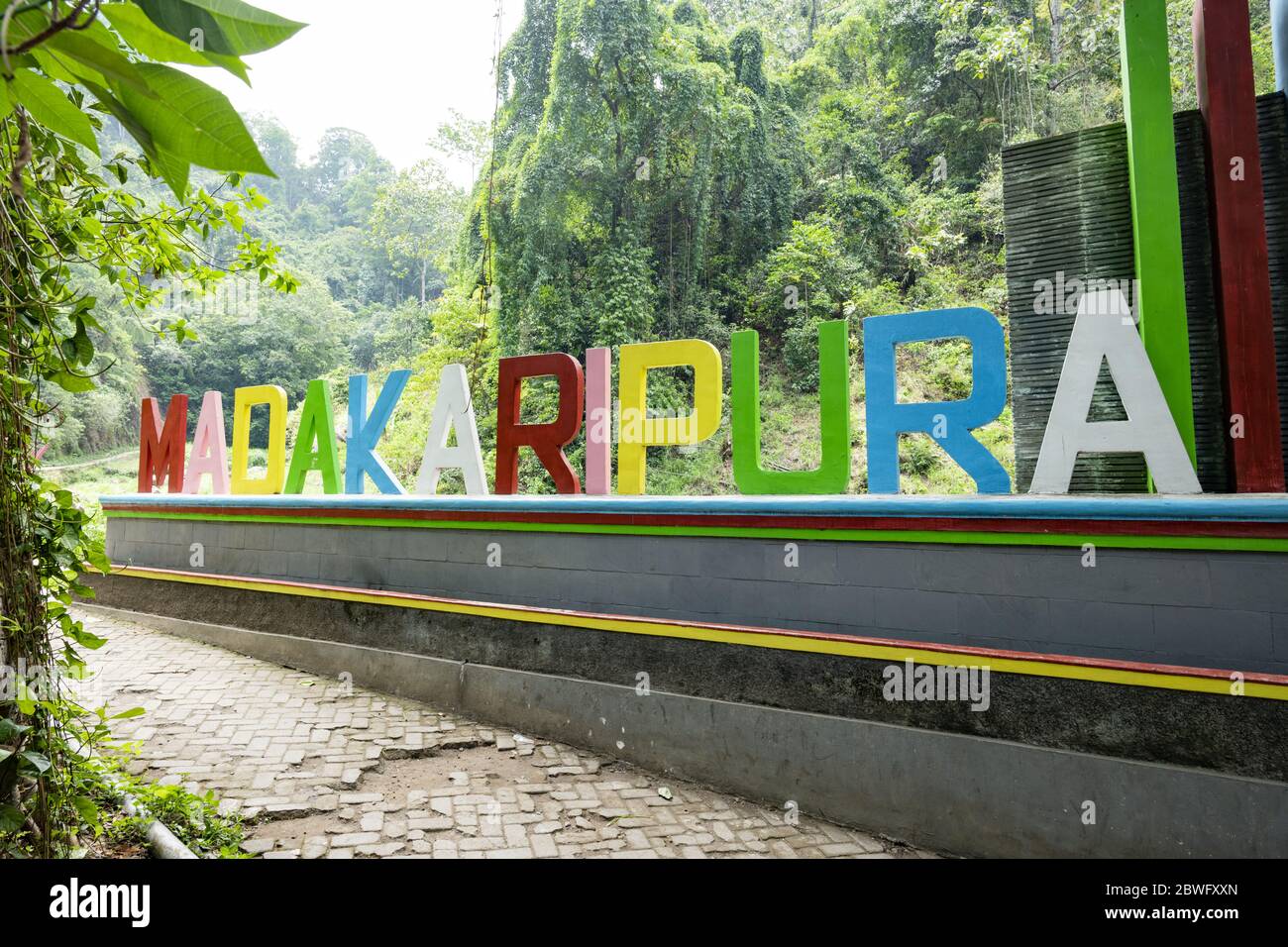 (Selektiver Fokus) Madikaripura Wasserfall Eingang mit einem Pfad, der zu den Wasserfällen führt. Stockfoto