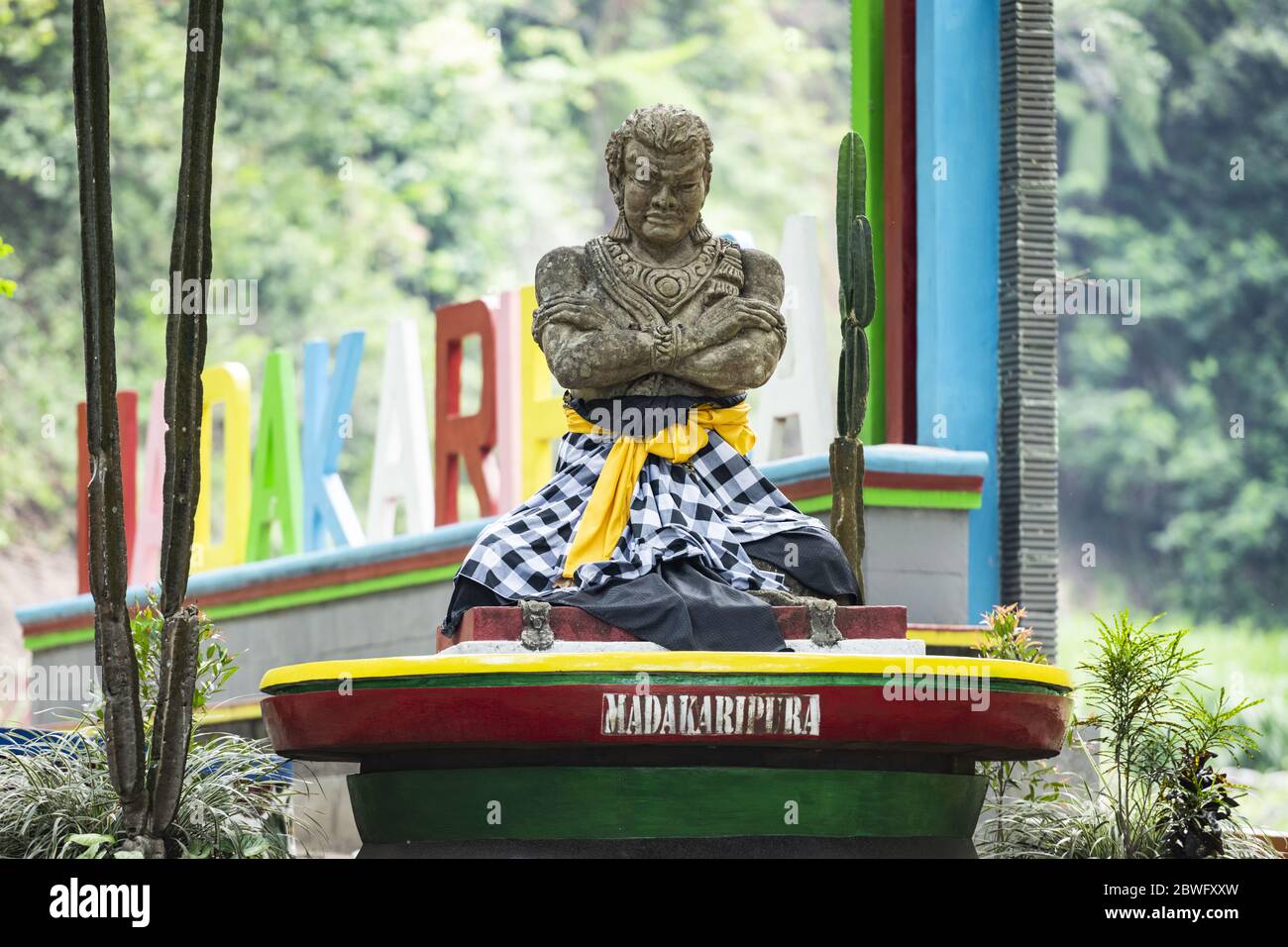 (Selektiver Fokus) atemberaubende Sicht auf die Statue des MajapahitÔs großen Kommandanten Gajah Mada, in der sitzenden Position der tiefen Meditation. Stockfoto
