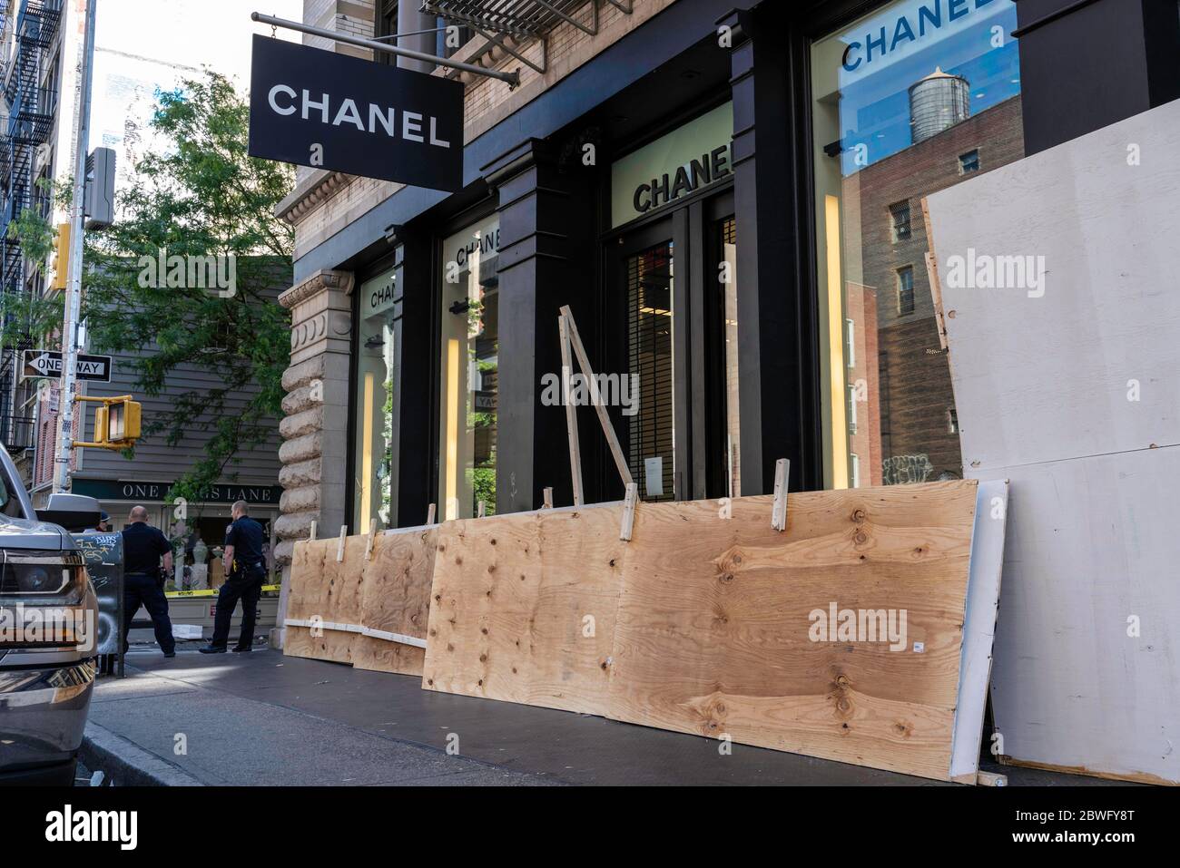 New York, New York, USA. Juni 2020. New York, New York, USA: die fenster in einem Chanel-Geschäft in SoHo wurden während einer weiteren Nacht der Unruhen zerschlagen. Kredit: Corine Sciboz/ZUMA Wire/Alamy Live News Stockfoto