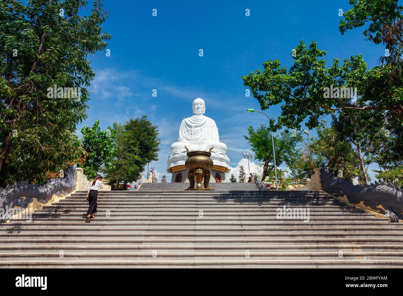 Nha Trang, Vietnam - 10. September 2018: Eine junge Frau geht am 10. September 2018 in Nha Trang, V, zur sitzenden Buddha-Statue in der Long Son Pagode Stockfoto