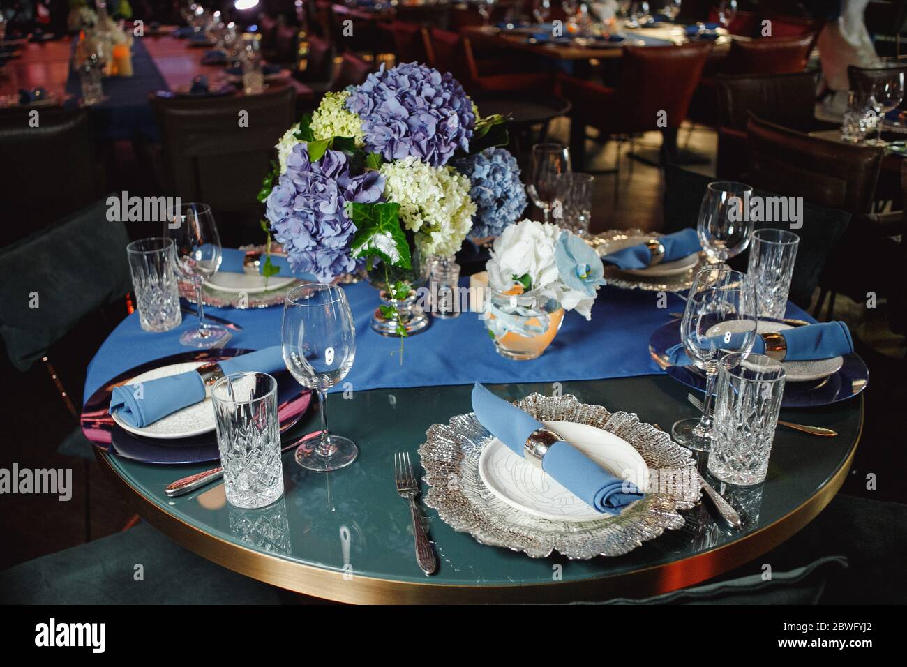 Wunderschön geserviertes Tischchen mit Geschirr und Blumen Stockfoto