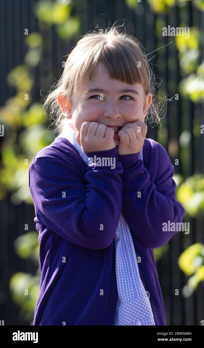 Queen's Hill Primary School Schülerin Grace reagiert, als sie am Schultor in Costessey, Norfolk, ankommt, da die Schüler in der Rezeption, Jahr 1 und Jahr 6, beginnen, zur Schule zurückzukehren, als Teil einer breiteren Lockdown Maßnahmen in England. Stockfoto