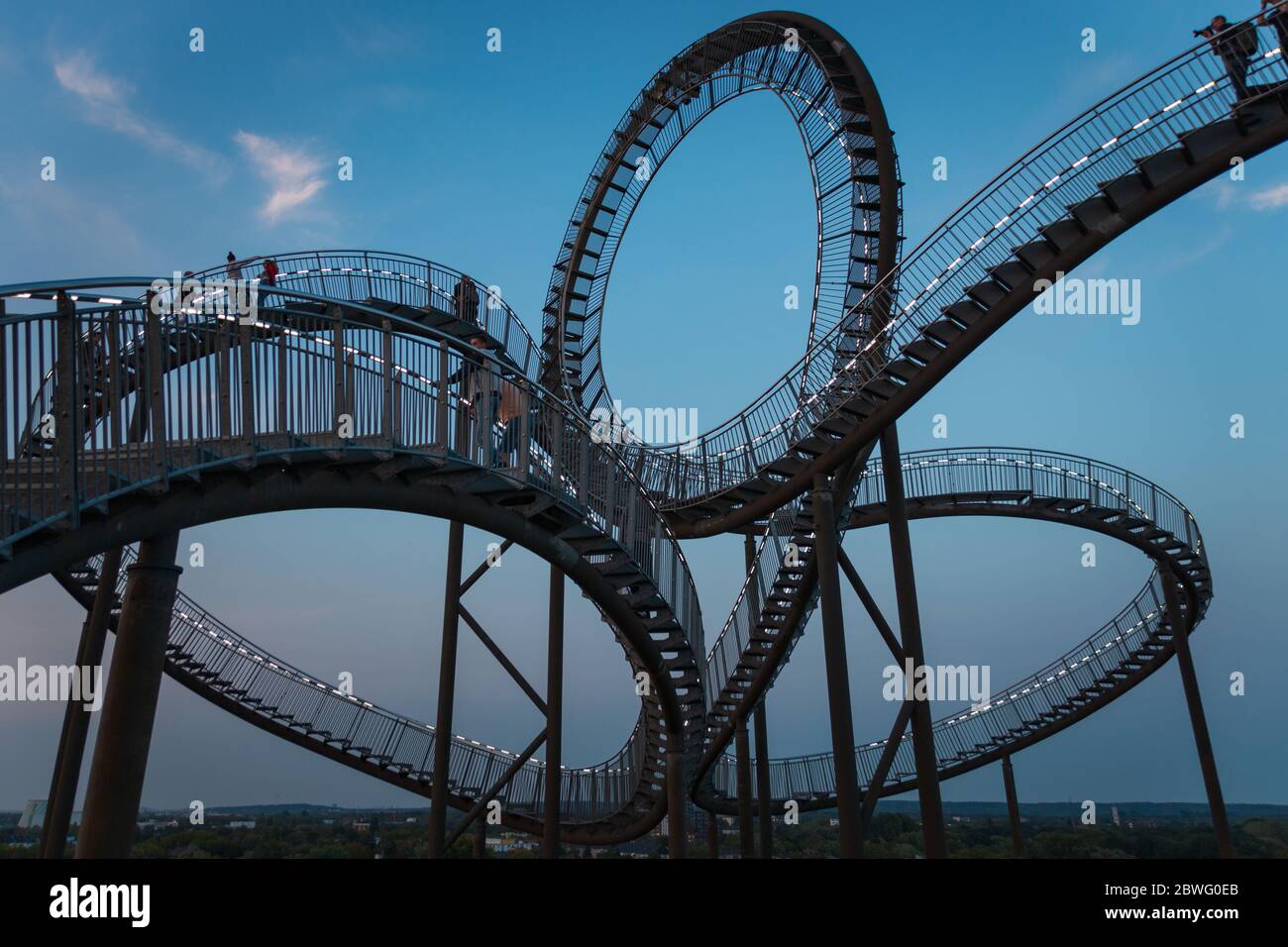 Duisburg, Deutschland – 28. August 2018: Fragment der begehbaren Tiger & Turtle Achterbahnskulptur auf dem Zauberberg. Die Konstruktion ist ein Illuminate Stockfoto