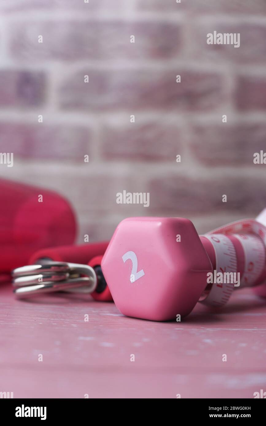 Nahaufnahme von Hantel, Schuh und Wasserflasche auf dem Tisch Stockfoto