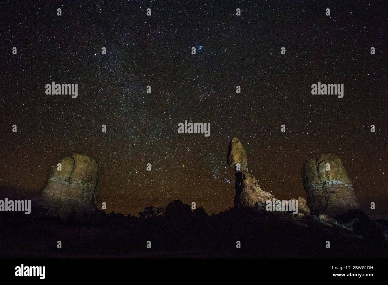 Felsformationen in Wüste unter Sternenhimmel bei Nacht, Utah, USA, Afrika Stockfoto