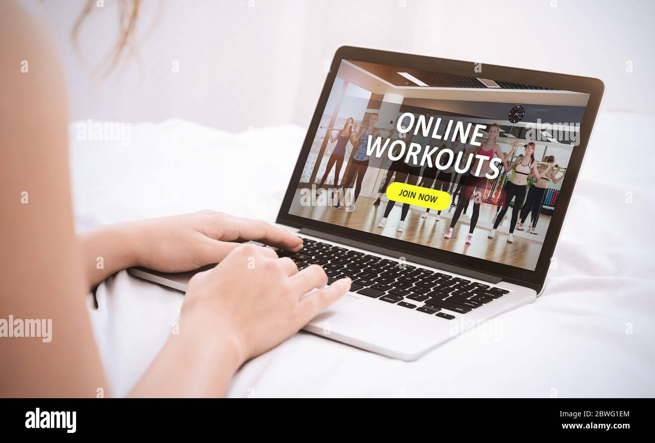 Frau beobachtet Sporttraining online auf dem Laptop Stockfoto