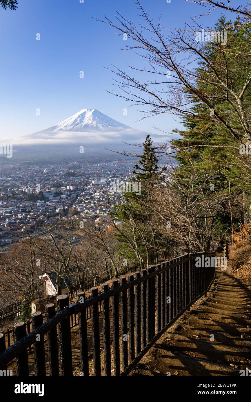Der Fuji ist auch als Fujiyama oder Fujisan bekannt, der höchste Berg Japans, ist ein aktiver Vulkan. Beherrscht eine Gegend, die von vielen landschaftlich schönen spo umgeben ist Stockfoto