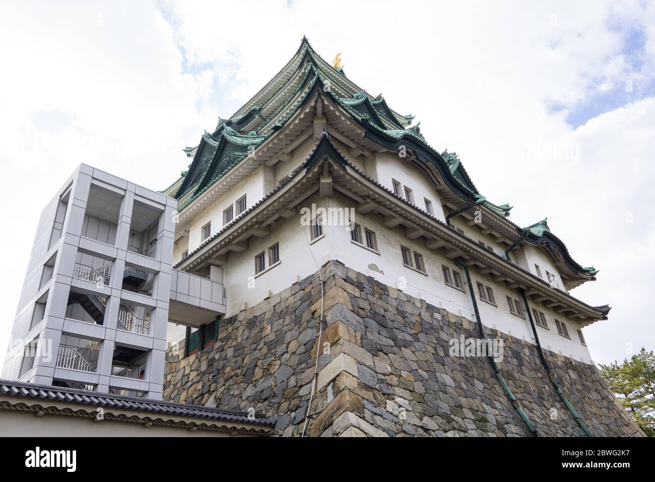 Das Schloss Nagoya wurde 1615 erbaut, eines der größten Schlösser des Landes, und ist ein allgegenwärtiges Erbe der Stadt, alle eleganten Kurven und Stockfoto