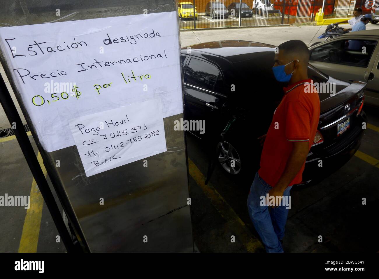 1. Juni 2020, Valencia, Carabobo, Venezuela: 01. Juni 2020. Fahrzeuge stehen an, um Gas zu füllen. Ab Juni 01 wird Benzin in Venezuela zu internationalen Preisen berechnet (0.50. US-Dollar pro Liter) Pudi. Endo wird in Dollar, Euro, Petro oder Bolivares Staaten am Austausch des Tages bezahlt. Der Mindestlohn beträgt etwa 5 Dollar pro Monat. Es gibt die subventionierte Brennstoffmodalität der souveränen Bolivares 5mil pro Liter mit einem Maximum von 120 Liter pro Monat und gesteuert durch das Heimsystem der Regierung Nicolas Maduro und die Tankstellen, die diese Subvention anbieten, befinden sich in beliebten Gebieten o Stockfoto