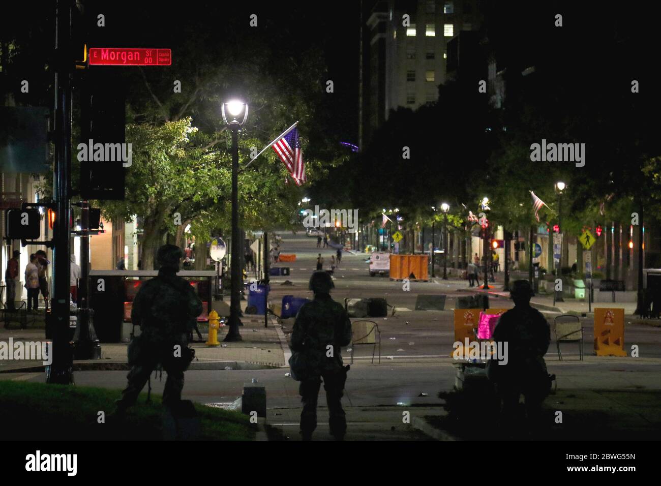 RALEIGH, NC, USA - 31. Mai 2020 - US-Soldaten der North Carolina Army National Guard 105. Militärpolizei Bataillon stehen Wache in der Innenstadt von Ralei Stockfoto