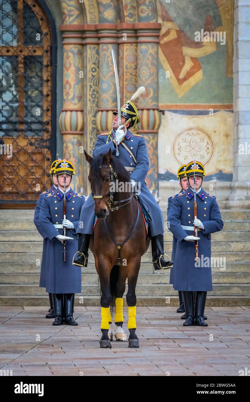 Moskau, Russland - 10. Oktober 2015: Wechsel der Präsidentengarde-Zeremonie im Kreml-Komplex vor der Mariä Himmelfahrt oder der Kathedrale von Dormition Stockfoto