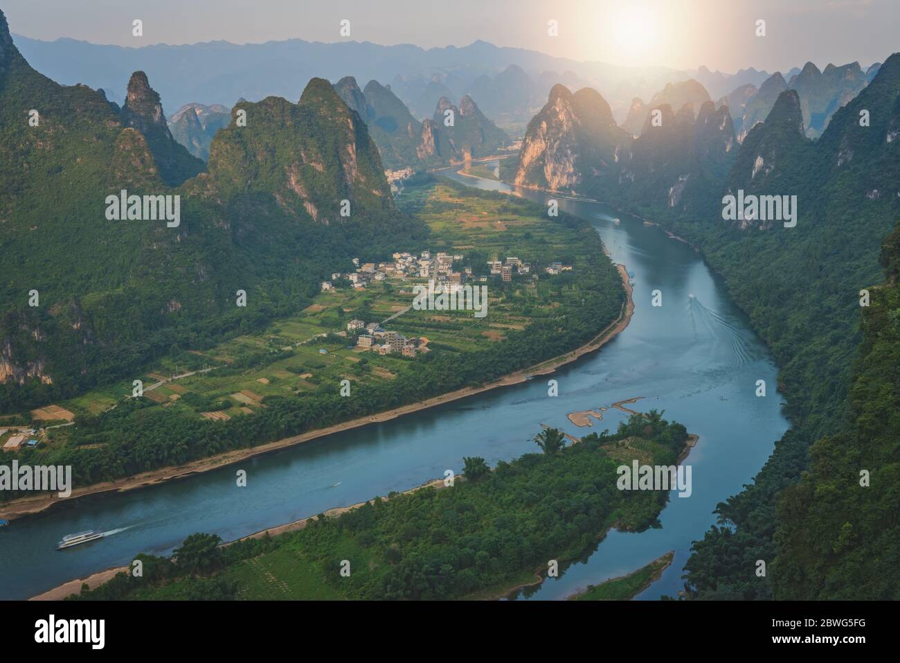 Blick auf den Xianggong Hill Panorama der schönen grünen, üppigen und dichten Karstlandschaft in Yangshuo, Provinz Guangxi, China Stockfoto
