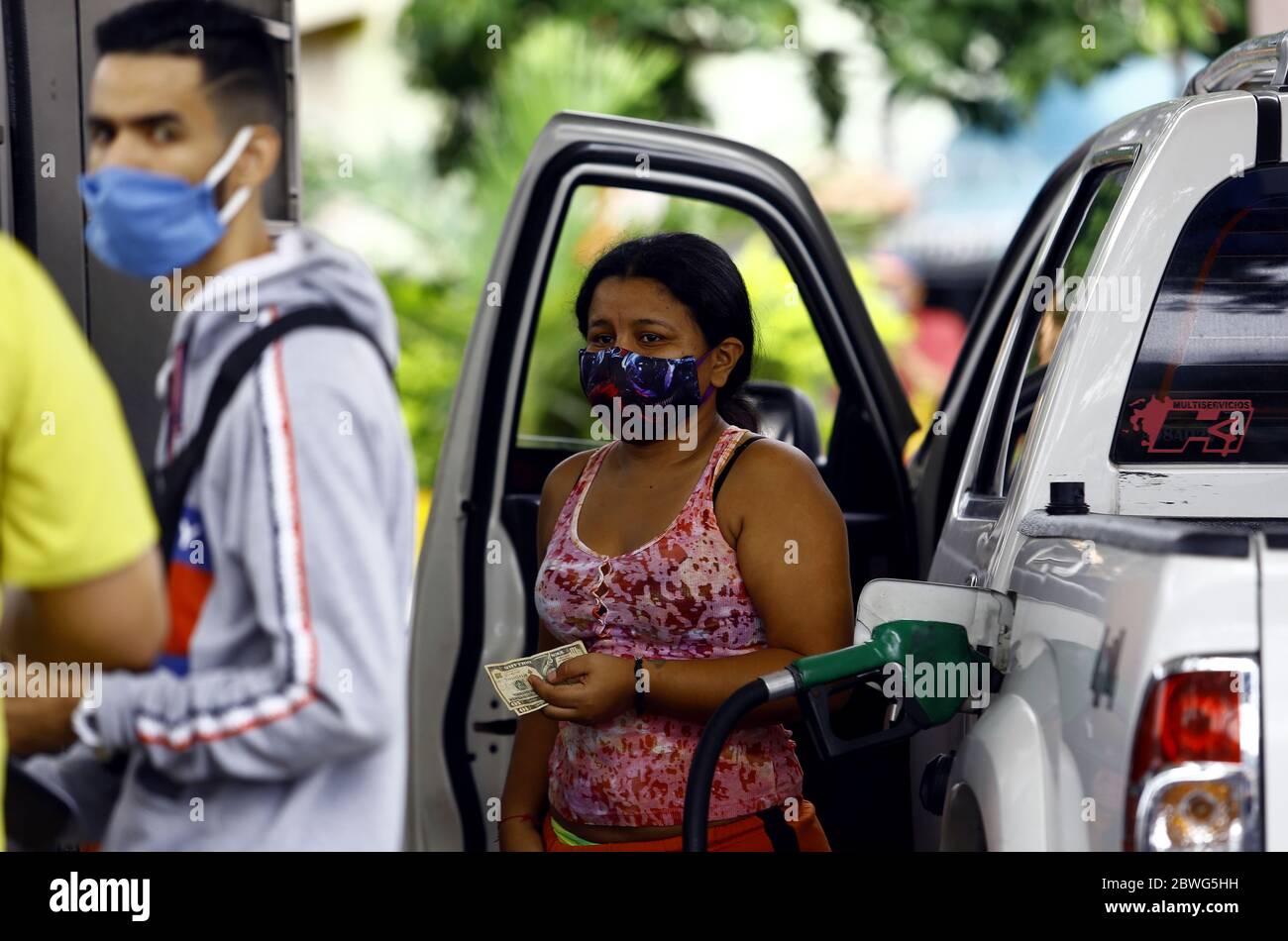 1. Juni 2020, Valencia, Carabobo, Venezuela: 01. Juni 2020. Fahrzeuge stehen an, um Gas zu füllen. Ab Juni 01 wird Benzin in Venezuela zu internationalen Preisen berechnet (0.50. US-Dollar pro Liter) Pudi. Endo wird in Dollar, Euro, Petro oder Bolivares Staaten am Austausch des Tages bezahlt. Der Mindestlohn beträgt etwa 5 Dollar pro Monat. Es gibt die subventionierte Brennstoffmodalität der souveränen Bolivares 5mil pro Liter mit einem Maximum von 120 Liter pro Monat und gesteuert durch das Heimsystem der Regierung Nicolas Maduro und die Tankstellen, die diese Subvention anbieten, befinden sich in beliebten Gebieten o Stockfoto