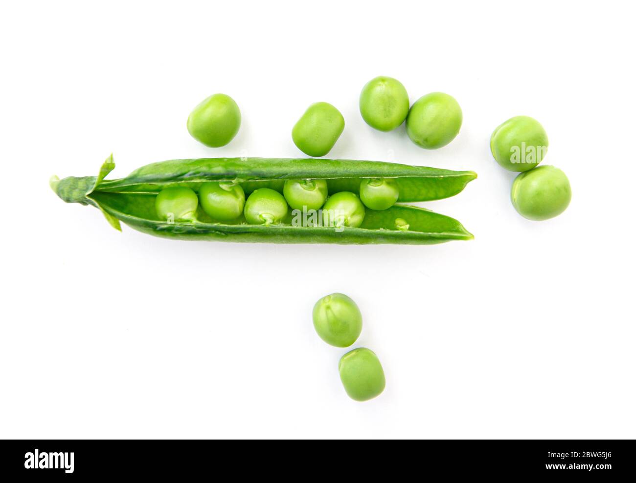 Nahaufnahme frische, rohe grüne Erbse mit Erbsen auf weißem Hintergrund isoliert Stockfoto