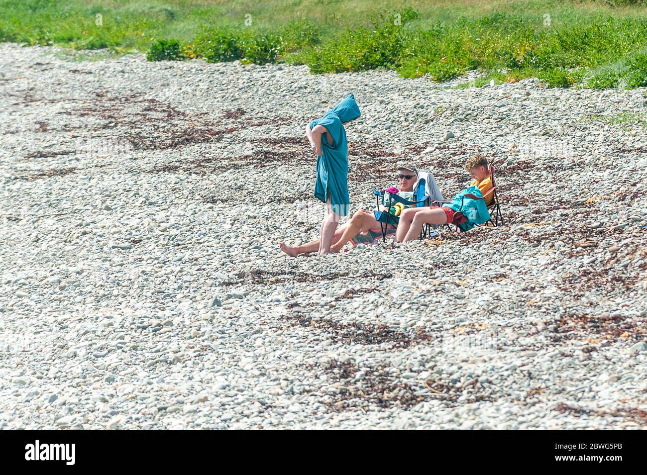 Courtmacsherry, West Cork, Irland. Juni 2020. Die Leute genießen den Strand von Broadstrand, Courtmacsherry an einem heißen, sonnigen Tag in West Cork mit Temperaturen bis zu 27 Grad. Credit: AG News/Alamy Live News Stockfoto