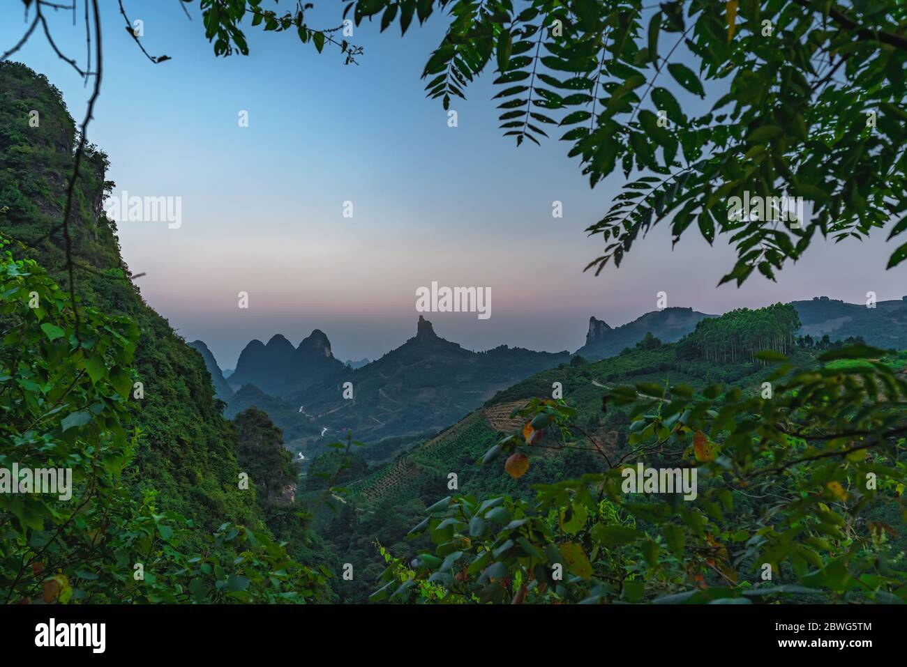 Blick auf den Xianggong Hill Aussichtspunkt auf die wunderschöne grüne, üppige und dichte Karstlandschaft in Yangshuo, Provinz Guangxi, China Stockfoto