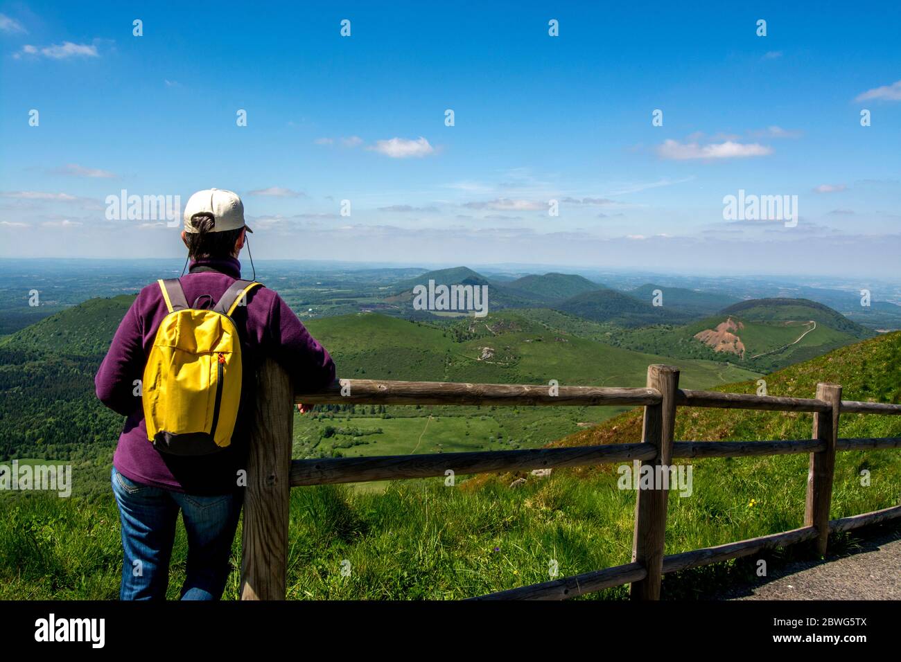 Wanderer mit Blick auf die vulkanische Chaine des Puys, UNESCO-Weltkulturerbe, Puy de Dome, Auvergne-Rhone-Alpes, Frankreich Stockfoto