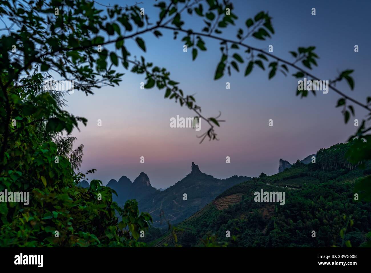 Blick auf den Xianggong Hill Aussichtspunkt auf die wunderschöne grüne, üppige und dichte Karstlandschaft in Yangshuo, Provinz Guangxi, China Stockfoto