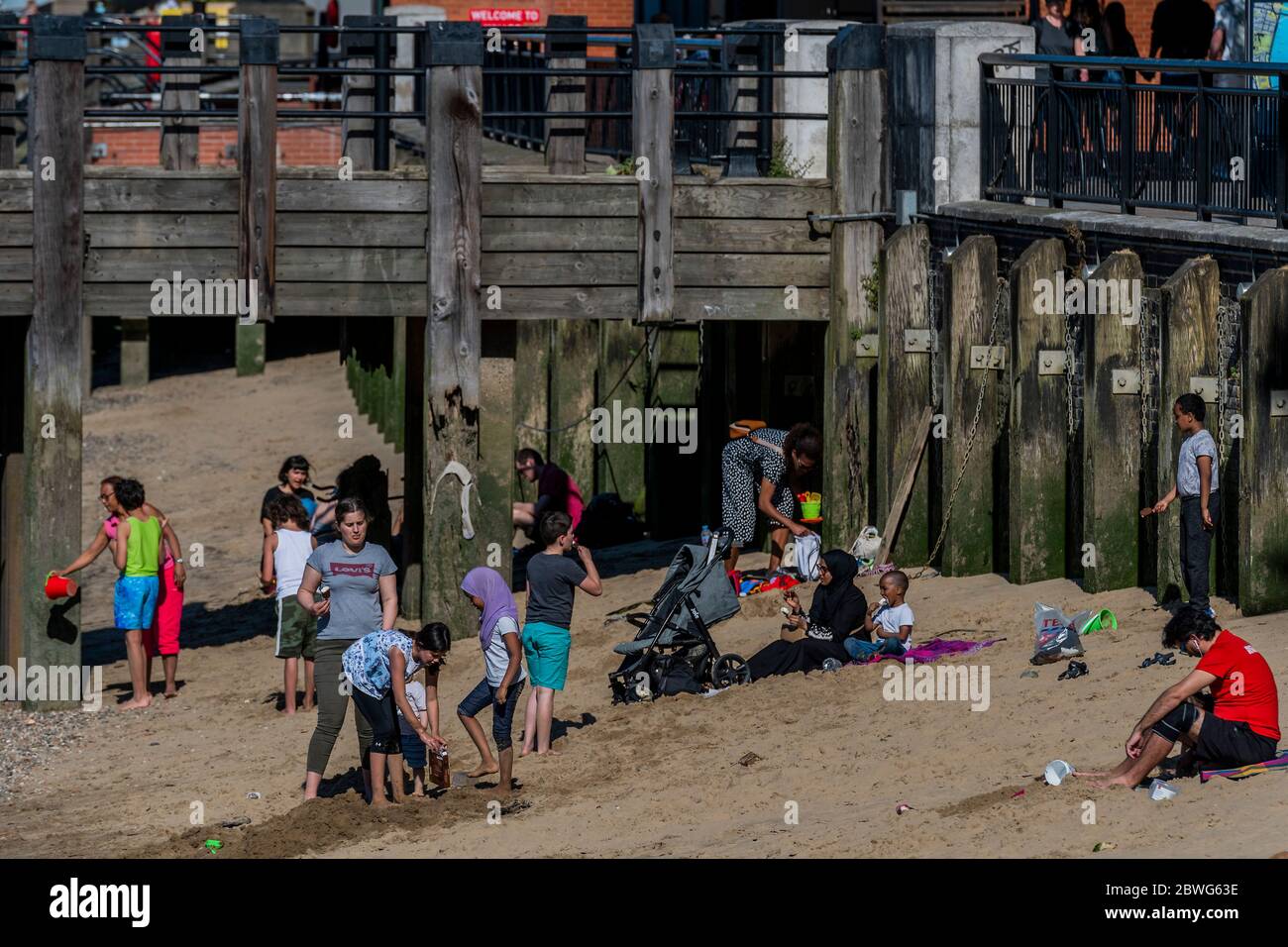 London, Großbritannien. Juni 2020. Die Menschen genießen die Sonne am Strand, der bei jeder Flut am südufer der Themse erscheint. Die Lockerung der "Lockdown" für den Ausbruch des Coronavirus (Covid 19) in London geht weiter. Kredit: Guy Bell/Alamy Live News Stockfoto