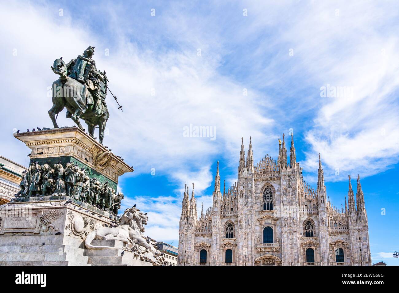 Mailand, Lombardei, Italien: Skyline des duomo, Kathedrale von Mailand und die Statue von König Viktor Emanuel II von Italien in Piazza del Duomo Stockfoto