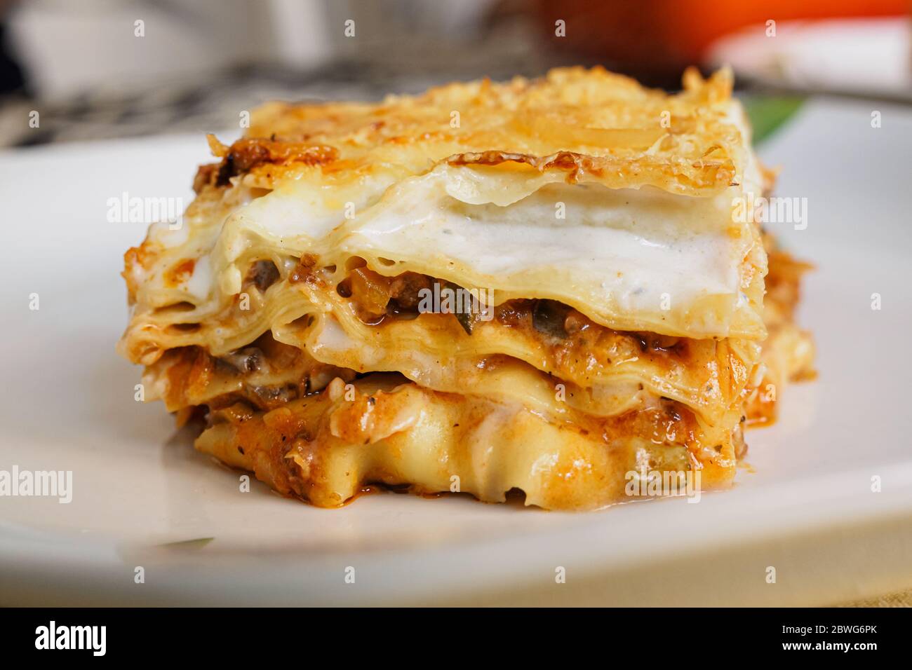 Portion italienische Lasagne mit Fleisch und Gemüse gefüllt, typisch  italienische Küche Stockfotografie - Alamy