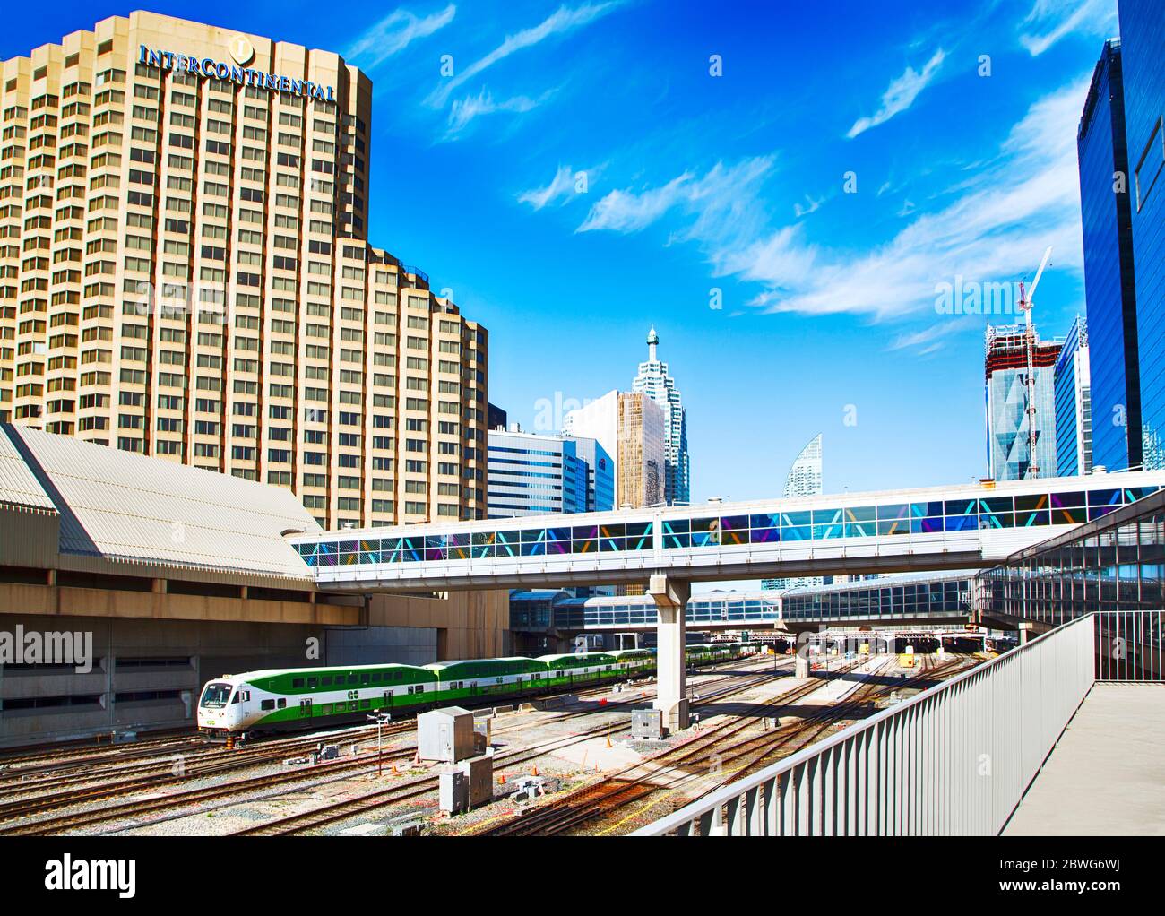 Toronto, Ontario, Kanada - 3. Mai 2020: Toronto Union Station Terminal, dass die Go Trains, ÜBER Rail Canada, UP Airport Express und Güterzüge Stockfoto