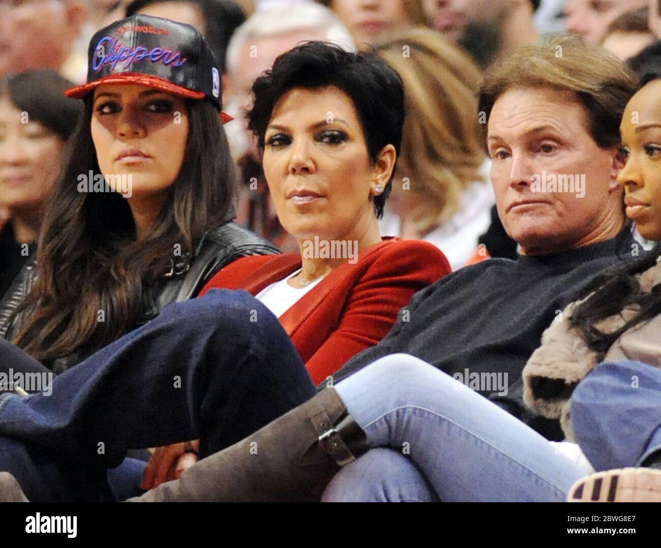 Khloe Kardashian, Kris Kardashian, Kim Kardashian, Bruce Jenner und Kanye West sitzen zusammen in der ersten Reihe des Basketballspiels, Dezember 2012 Stockfoto