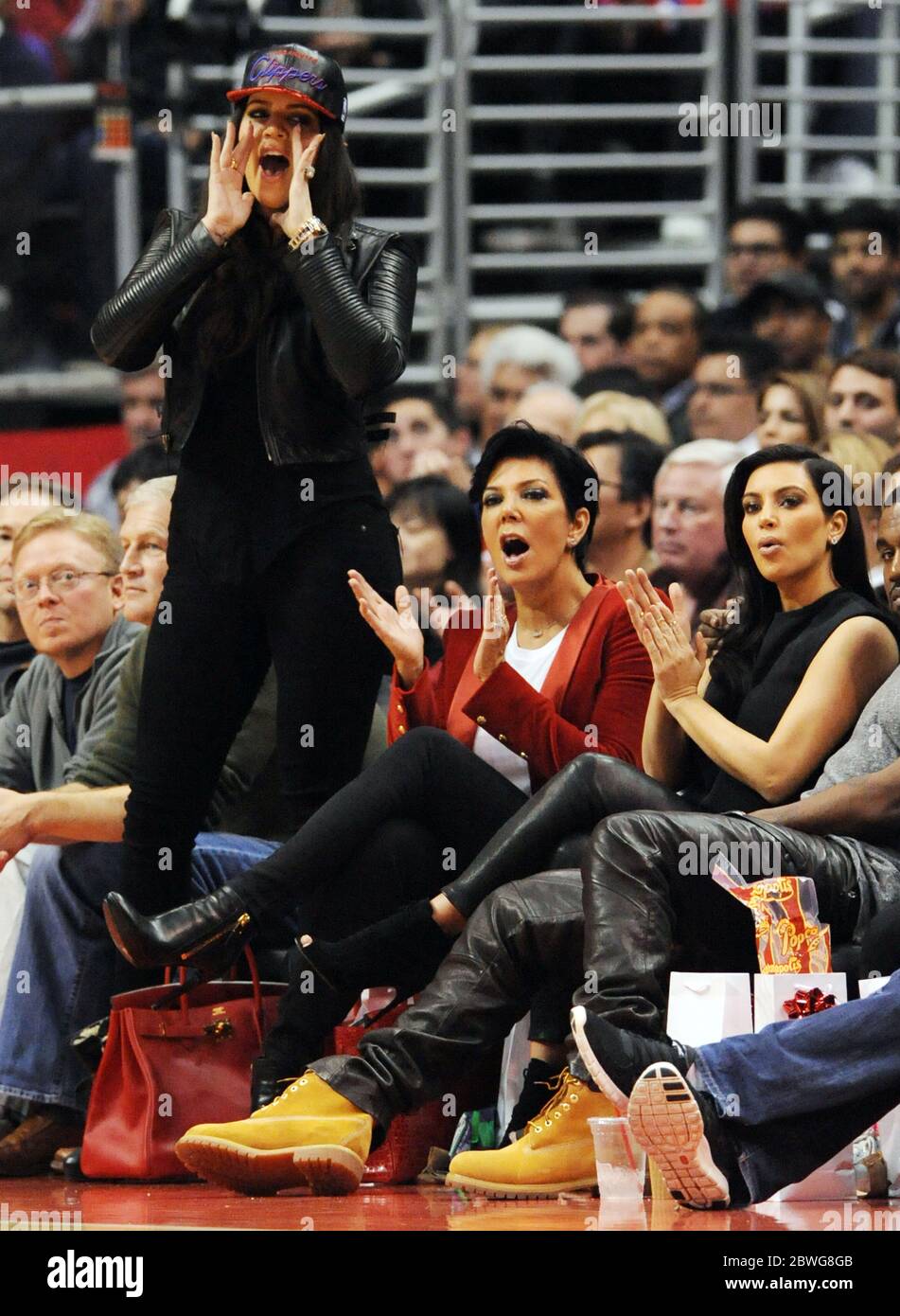 25. Dezember 2012 Kim Kardashian, Kanye West, Khloe Kardashian, Kris Jenner und Bruce Jenner sehen sich das NBA-Spiel LA Clippers gegen Denver Nuggets im Staples Center, Los Angeles, Kalifornien an. Quelle: Headlinephoto Los Angeles +1 (818) 641-7413 photos@headlinephoto.co.uk http://www.headlinephoto.co.uk Stockfoto