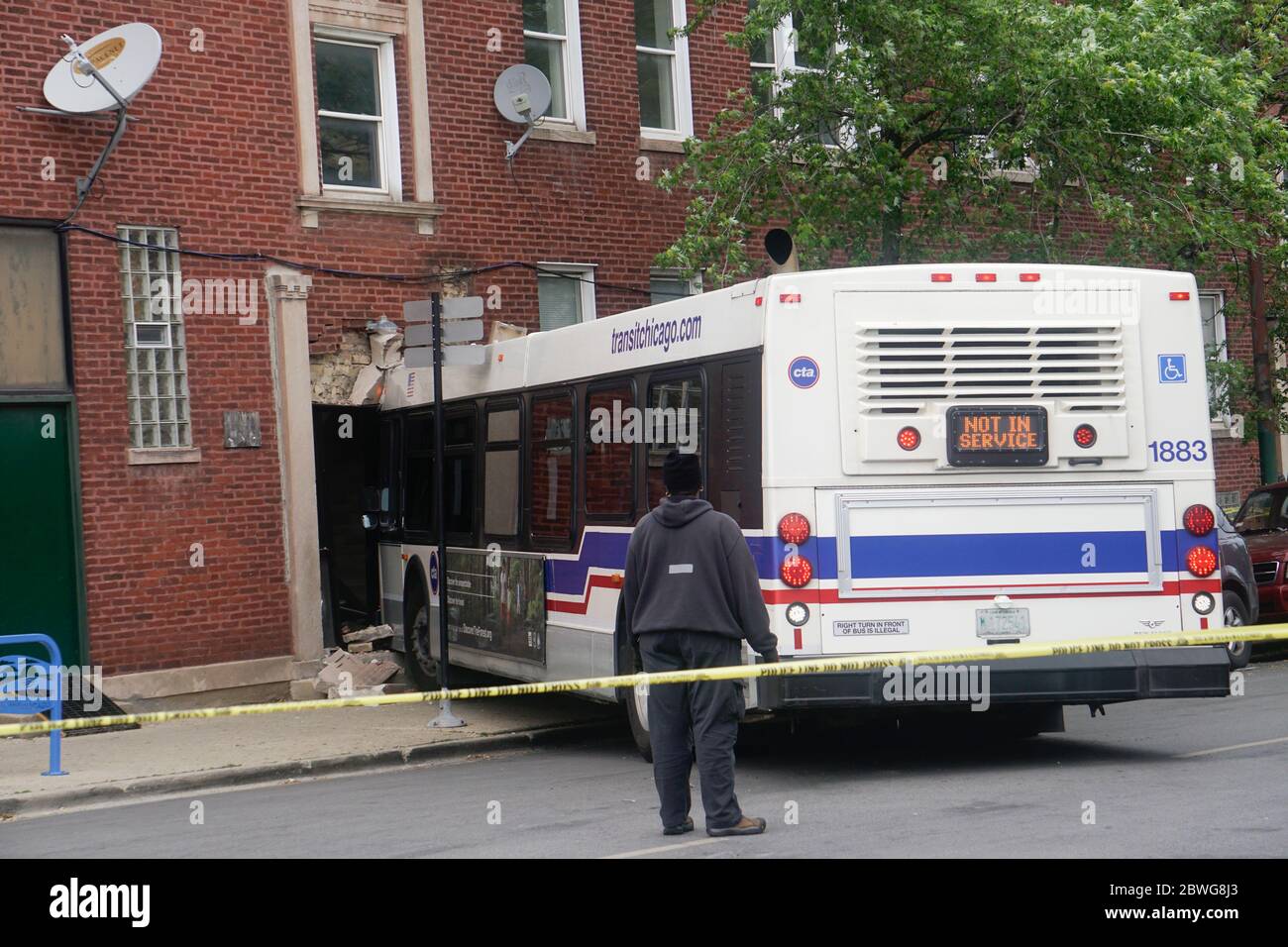 Rogers Park, Chicago, Illinois. CTA-Busunfall N. Rogers Avenue. Der Bus fuhr in ein Wohnhaus und vermied ein doppelt geparktes Auto. 06/01/2020 Stockfoto