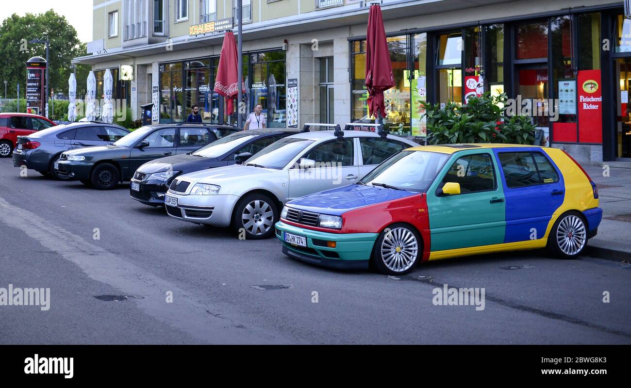 Dresden, Deutschland. 29. August 2018. Google Mobile. Helles, mehrfarbiges geparktes Auto Stockfoto
