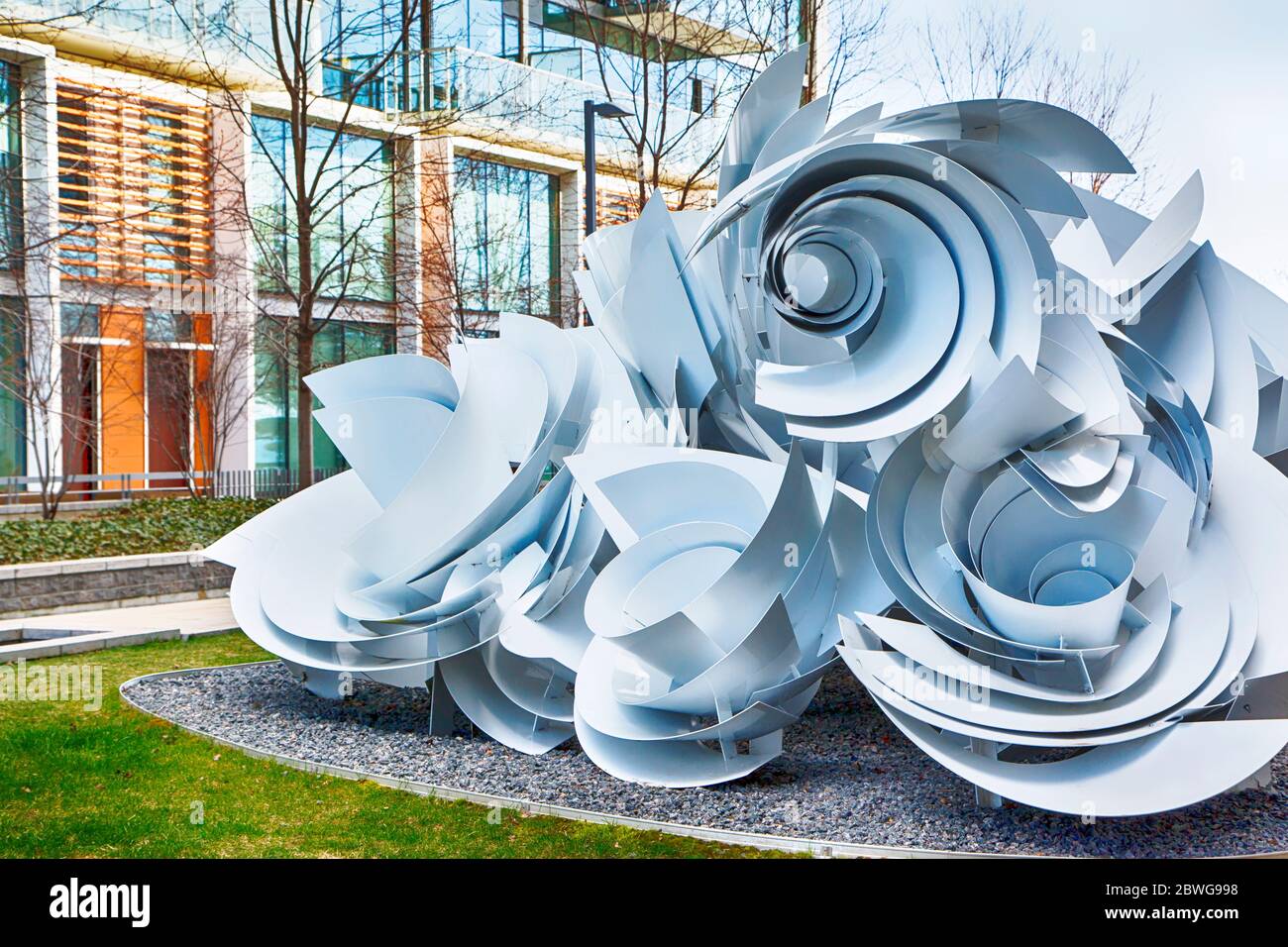 TORONTO - 25. april 2020: Street Modern Sculpture auf der Promenade der Innenstadt von Toronto. Stockfoto