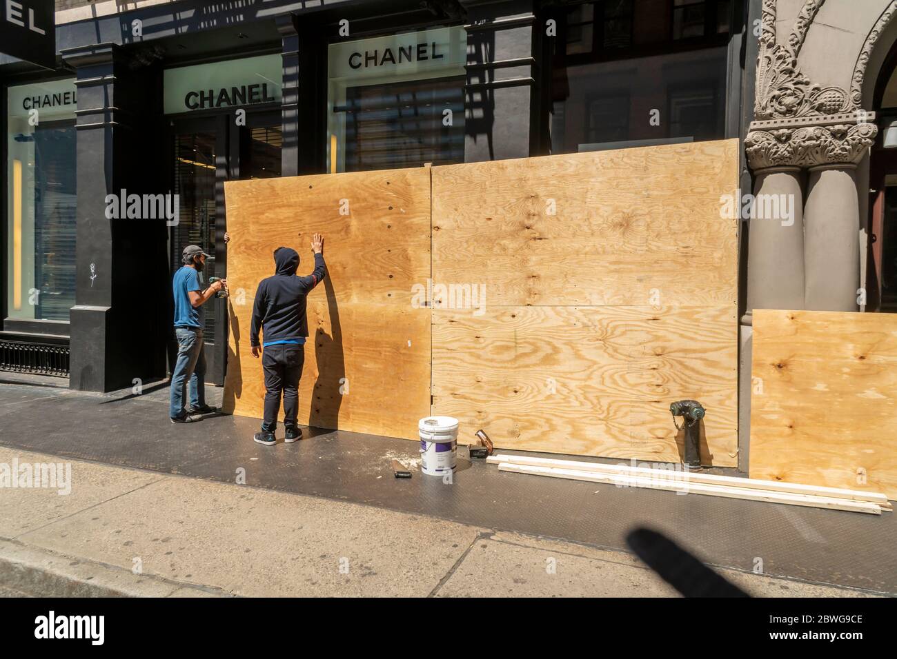 Das Chanel-Geschäft in Soho in New York ist nach Vandalismus und Plünderungen während der Proteste in der Vornacht im Zusammenhang mit dem Tod von George Floyd, gesehen am Sonntag, 31. Mai 2020, vernagelt. (© Richard B. Levine) Stockfoto