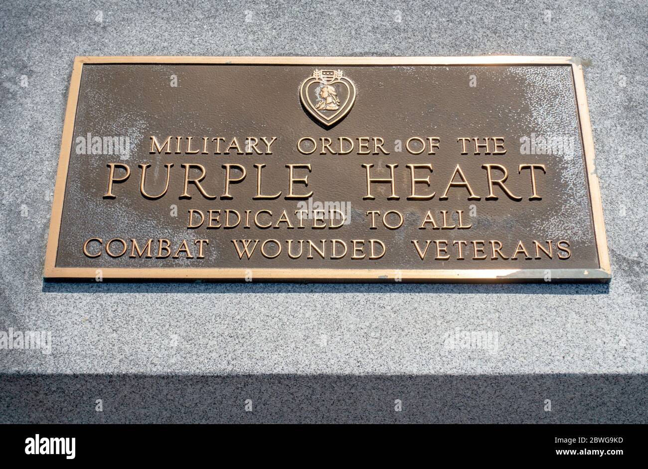 Gedenktafel für den Militärorden des Purpurherzens, der allen Gefechtsverwundeten Veteranen auf dem Nationalfriedhof der Vereinigten Staaten gewidmet ist Stockfoto