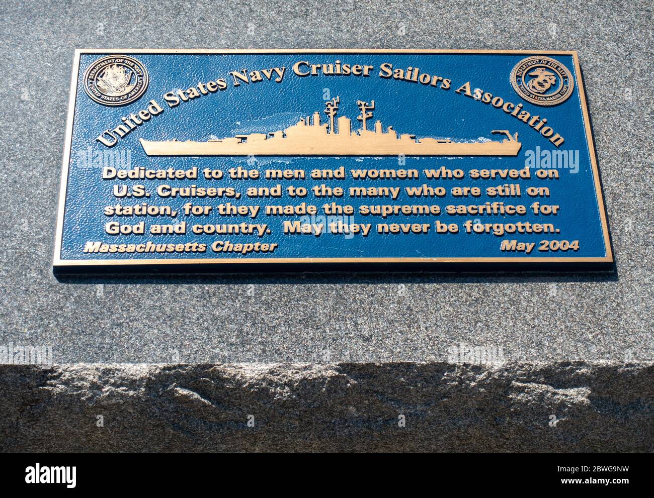 Plakette auf Granite Memorial für die United States Navy Cruiser Matrosen Association gewidmet den Men & Women, die auf Cruisers gedient. Stockfoto