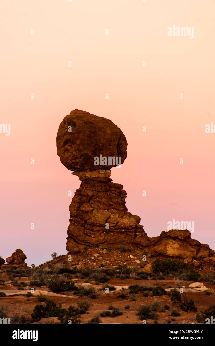 Erodierte Felsformation ausgeglichenes Gestein, Arches National Park, Moab, Utah, USA Stockfoto