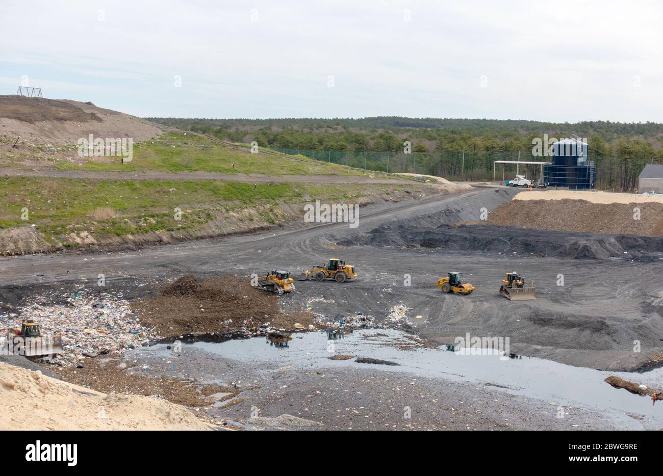 Deponieentsorgungszelle mit schweren Geräten in der Integrated Solid Waste Management Facility in Bourne, Cape Cod, Massachusetts, USA Stockfoto