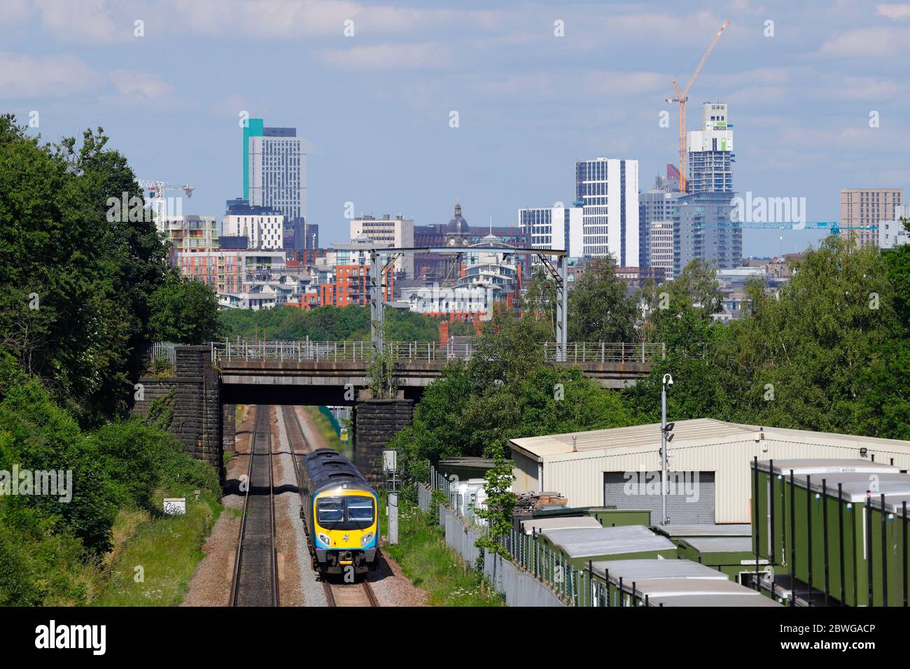 Eine britische Bahnklasse 185, die von Leeds zum Flughafen Mantruest fährt Stockfoto