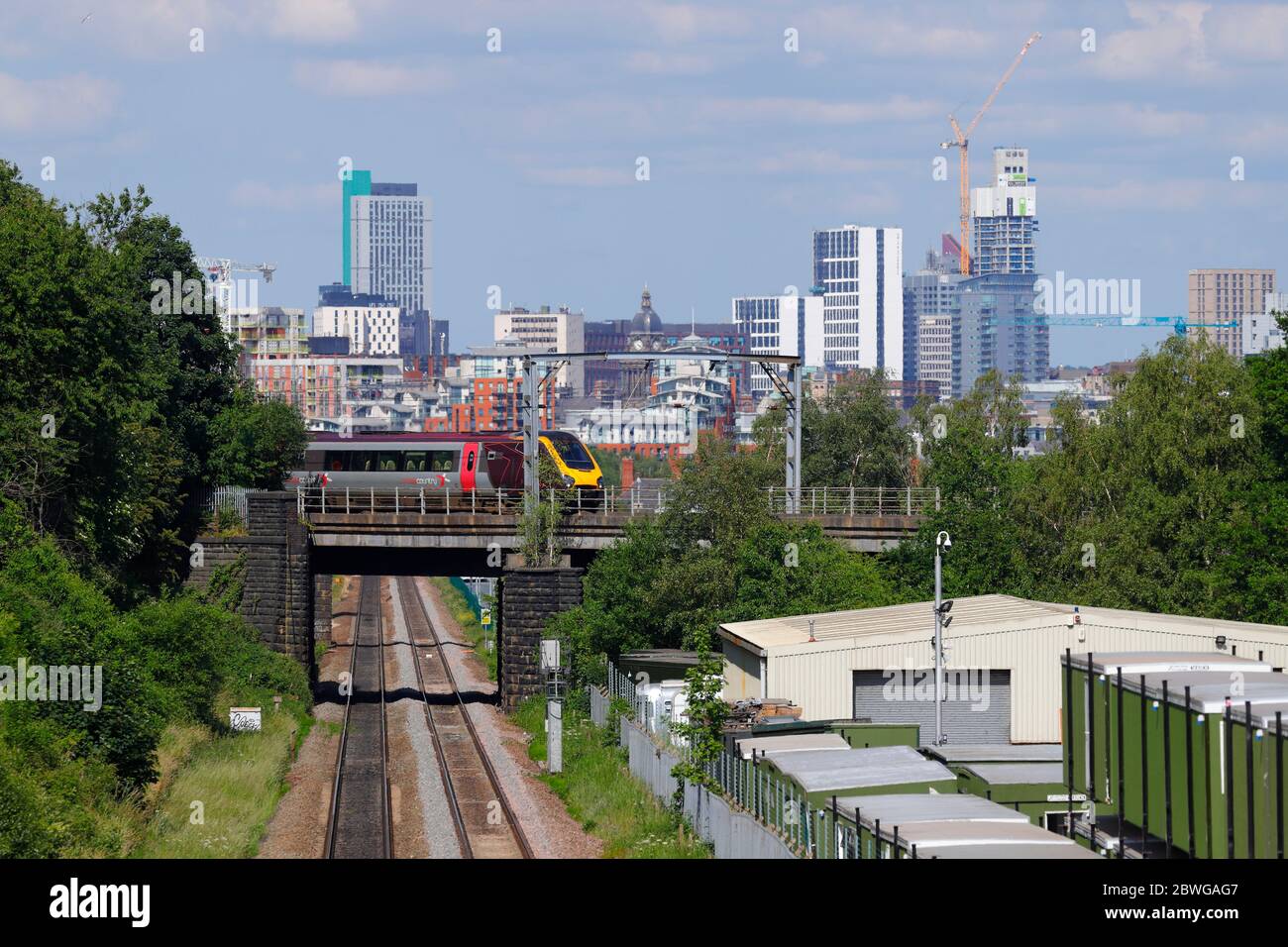 Ein Zug der Klasse 221 Super Voyager, betrieben von Cross Country, fährt vor der Skyline von Leeds vorbei Stockfoto