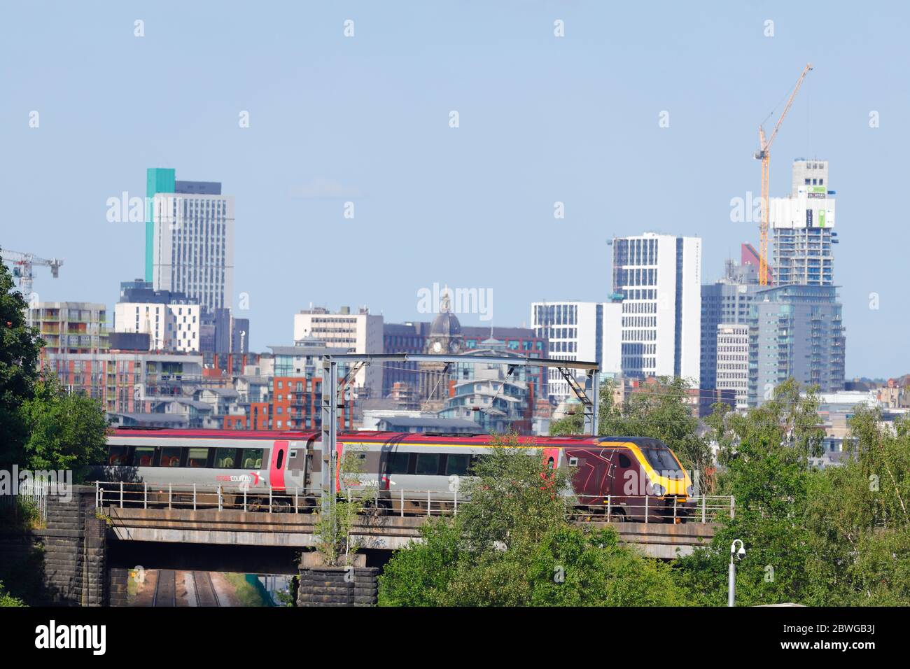 Ein Cross Country Train fährt vor der Skyline von Leeds Stockfoto