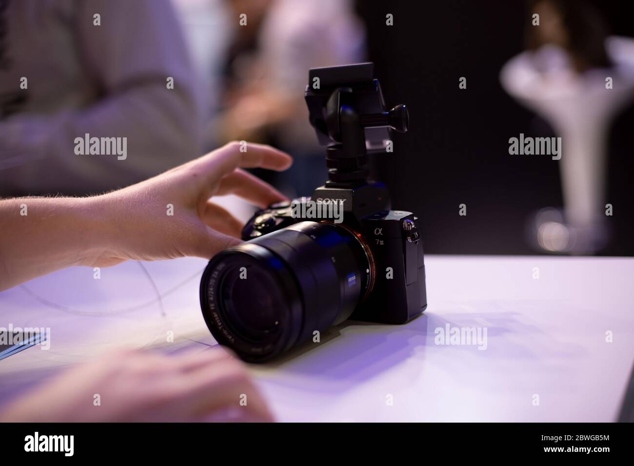 Moskau, Russland - 04. Oktober 2019: Neue Drehspiegle Kamera sony alpha a7 r III. Stockfoto