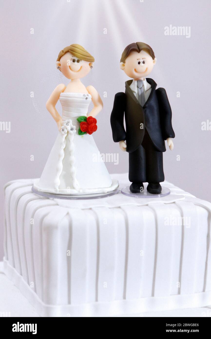 Schöne Statuen von Braut und Bräutigam dekorative Hochzeitstorte - Hochzeit Braut und Bräutigam paar Puppe in Hochzeitstorte Stockfoto